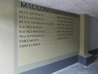 901852 Afbeelding van een paneel van de teruggeplaatste muurreclame 'Magazijn van Brandstoffen' in de onderdoorgang in ...